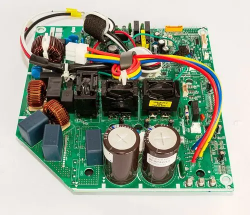 Grüne Elektronikplatine mit verschiedenen Bauteilen wie Kondensatoren und Spulen, genutzt in Daikin-Systemen.